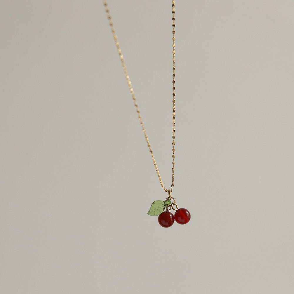 甘くフレッシュなスタイルのチェリーモチーフネックレス - LOMEO