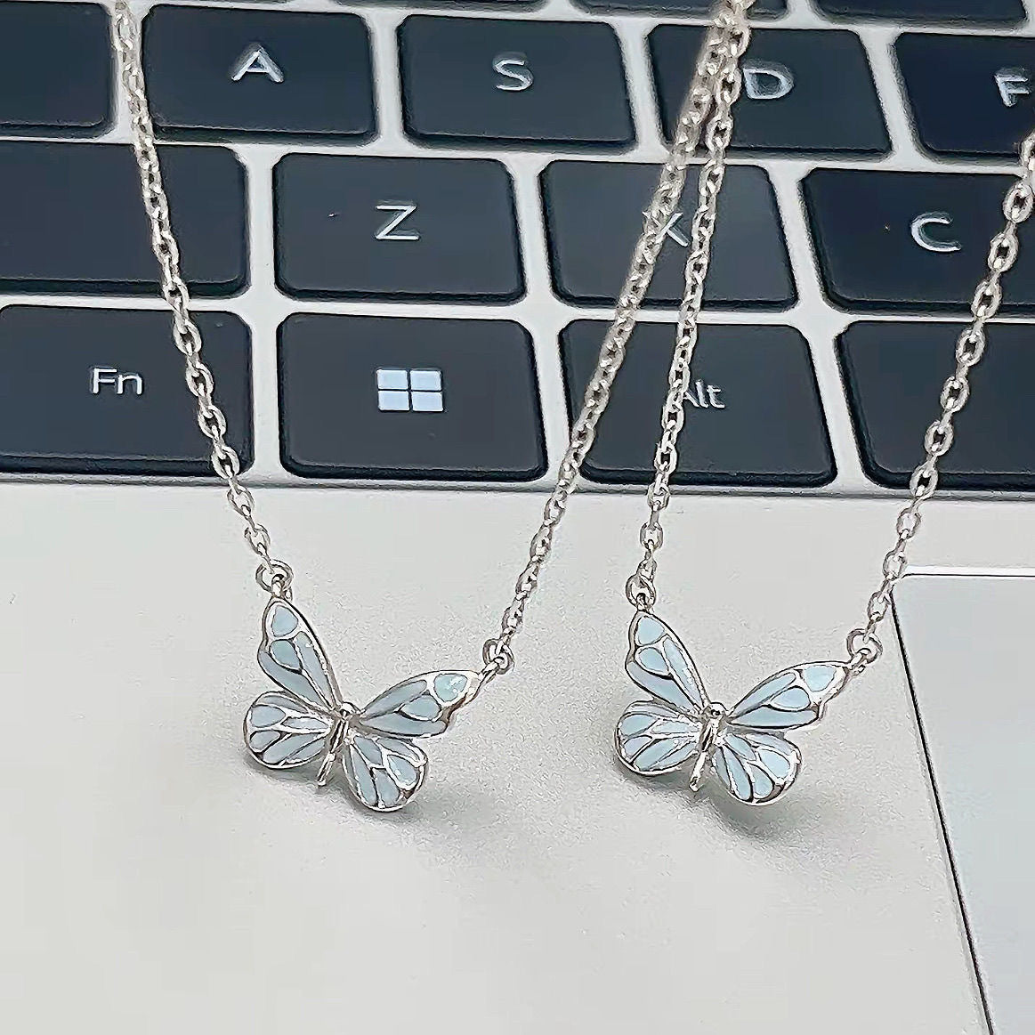 プチプラアクセサリーGlow Butterfly｜光るブルーバタフライ